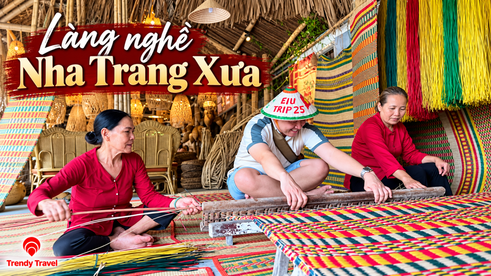Nghệ nhân đang dệt chiếu thủ công tại làng nghề ở Nha Trang.