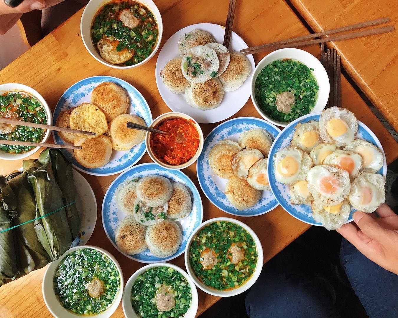 Bánh căn nóng và xíu mại.