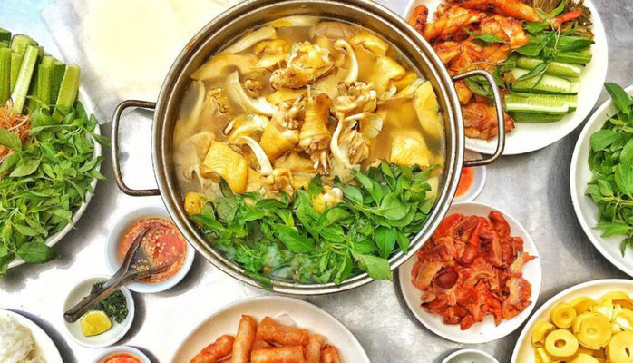 Đổi vị với lẩu gà lá é.