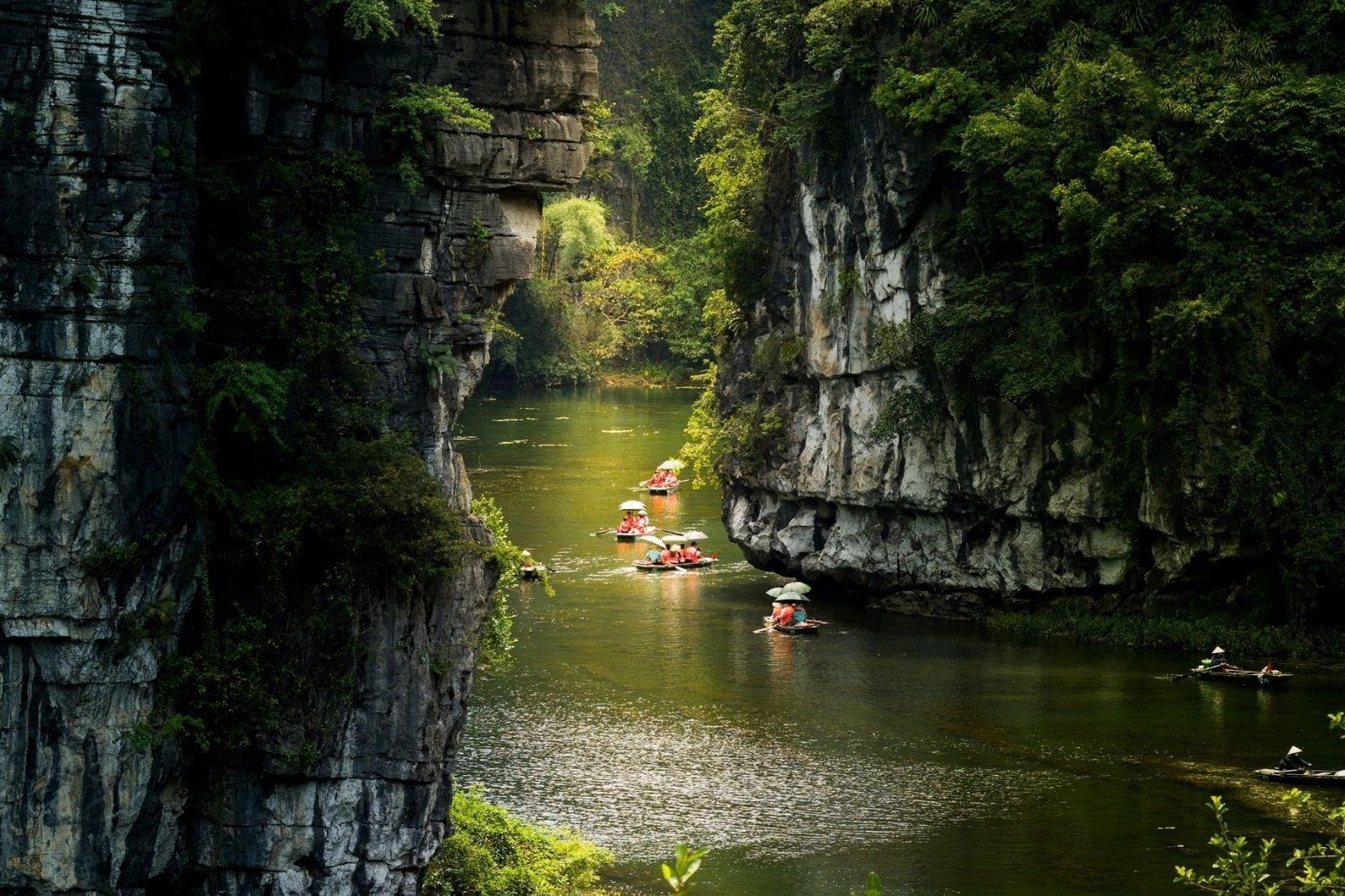 Thuyền giữa núi đá Tràng An