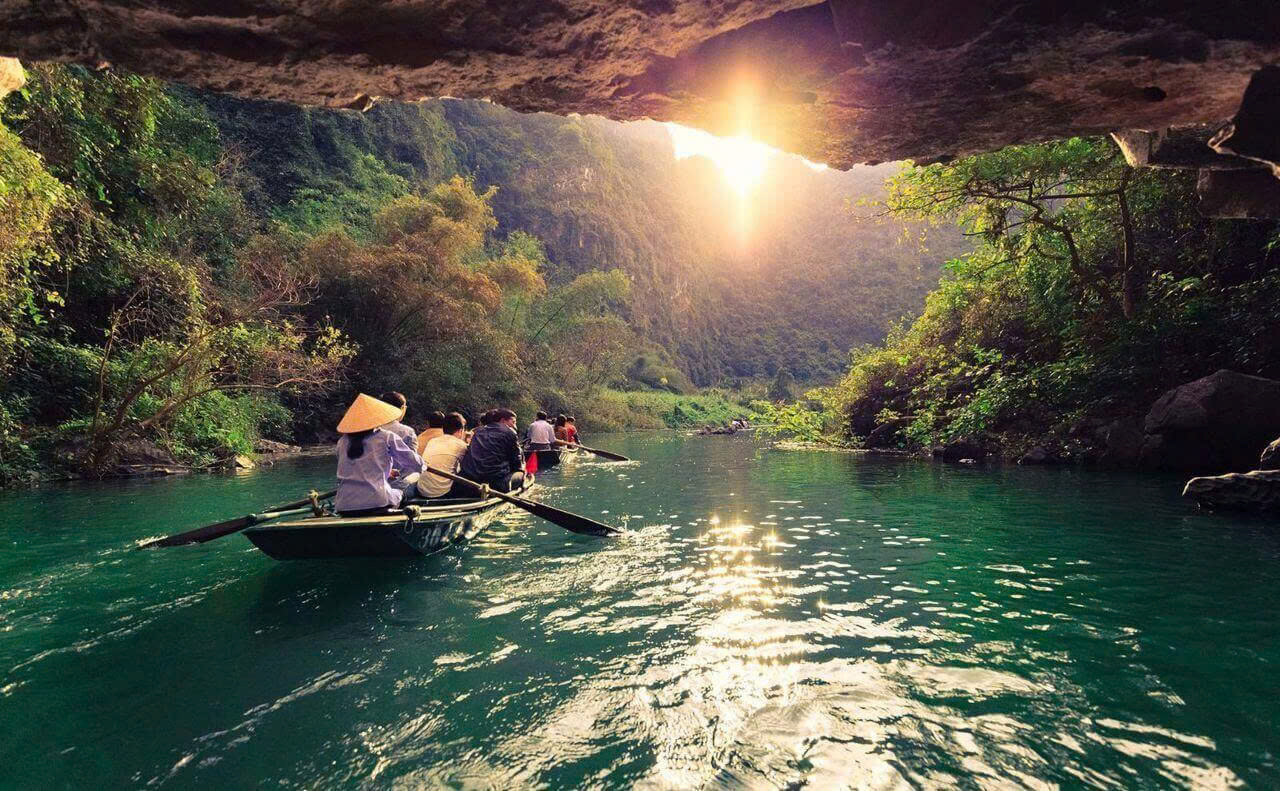 Trải nghiệm đi thuyền qua hang