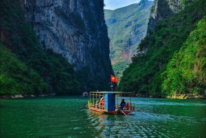 Ngắm cảnh núi nước trên thuyền
