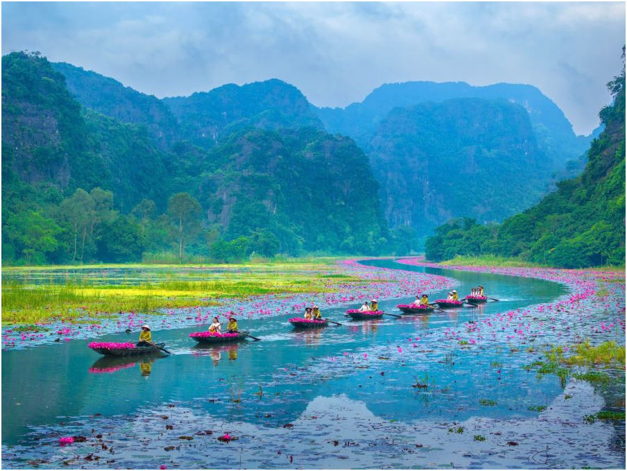 Một khoảng lặng giữa non nước Tam Cốc.