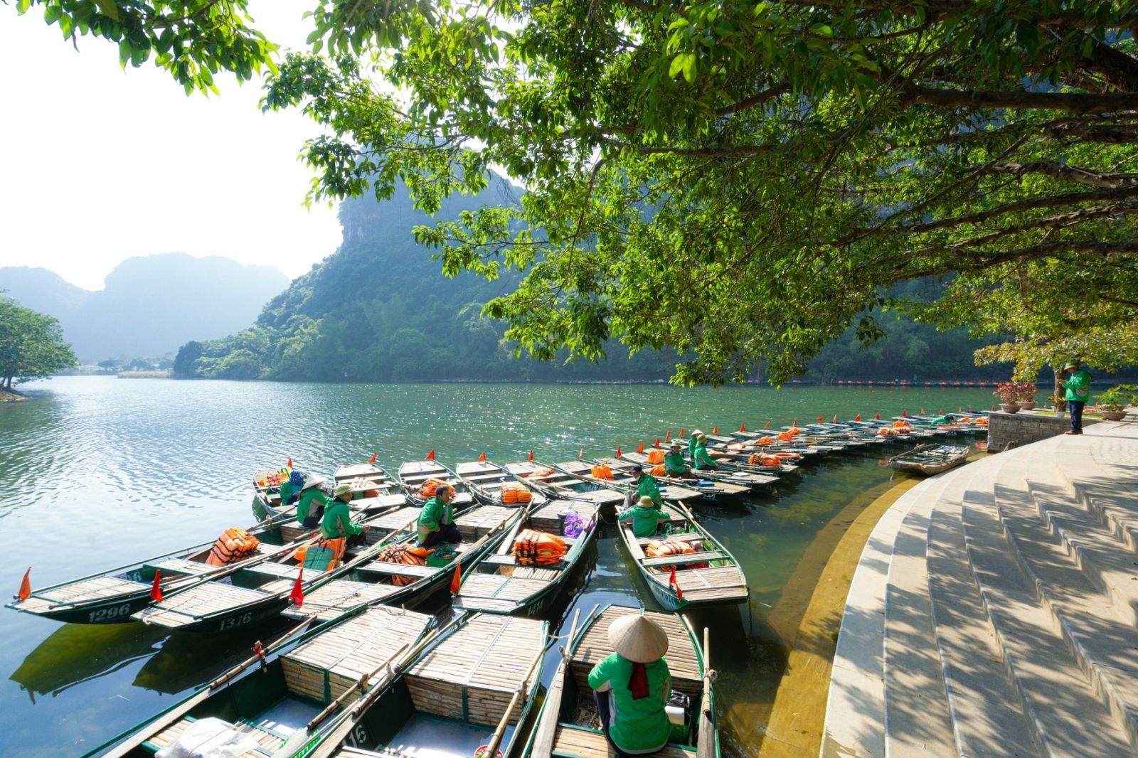 Thuyền tham quan tại Tràng An